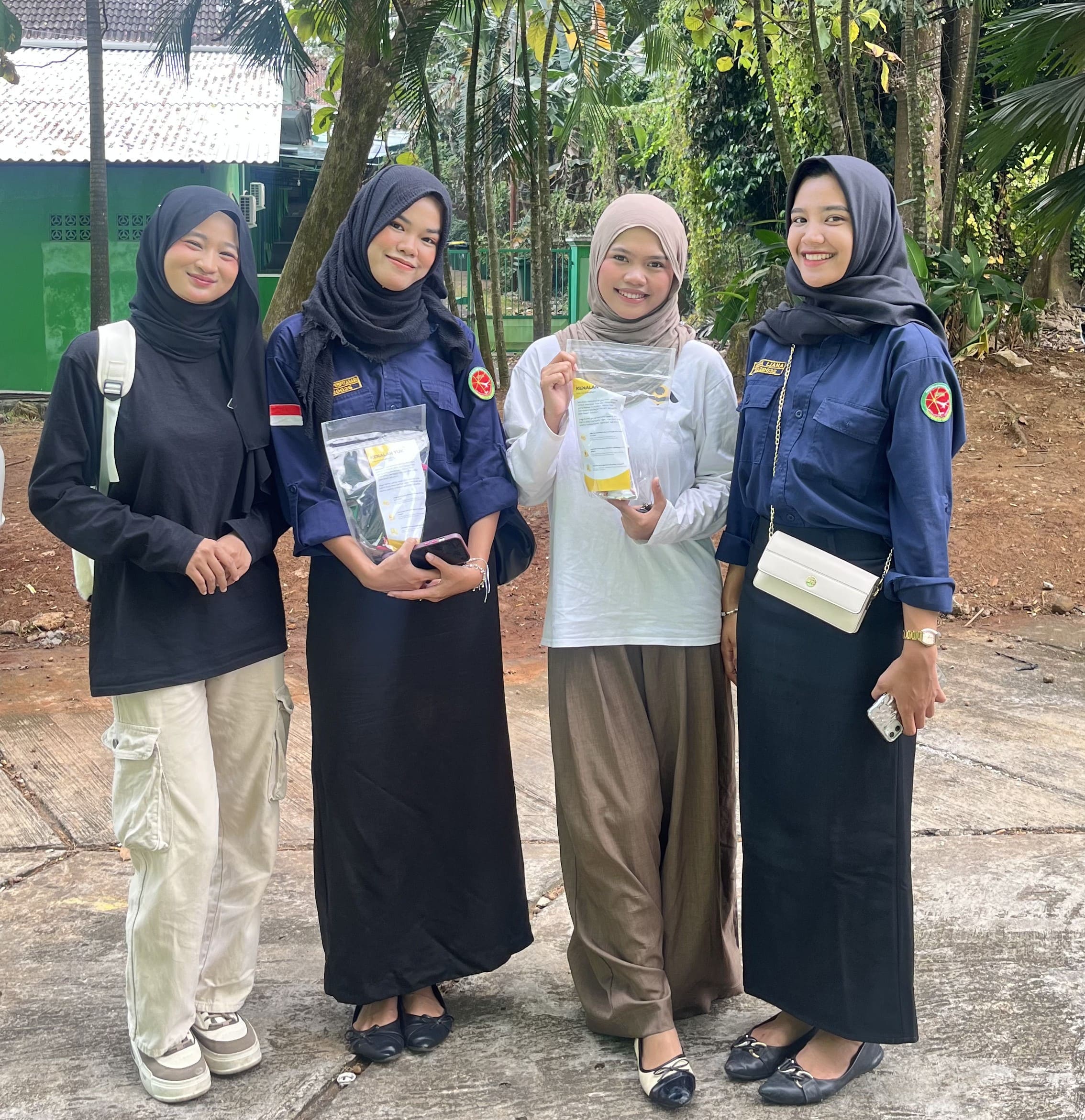 Mahasiswa menerima guidebag dari LakuKan di acara ICESH 2025