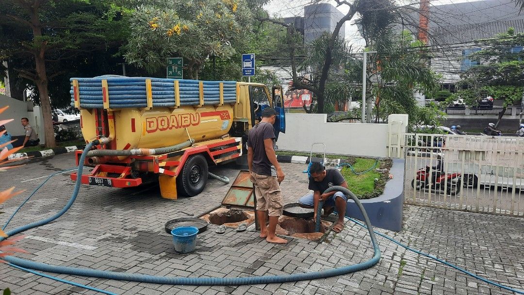 Ilustrasi WC mampet akibat septic tank penuh dan tidak disedot secara rutin
