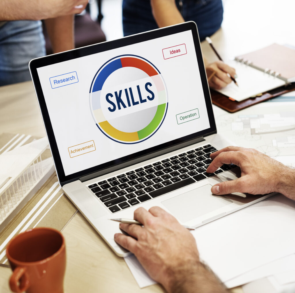 Ilustrasi Freelancer mendapatkan penghasilan tambahan secara online melalui aplikasi marketplace jasa digital LakuKan