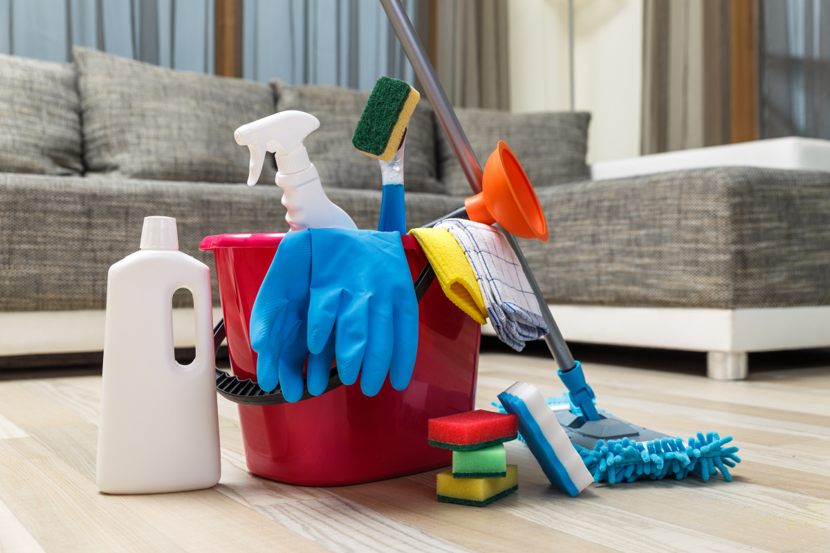Ilustrasi Keluarga bahagia di rumah bersih, hasil jasa cleaning service profesional terpercaya